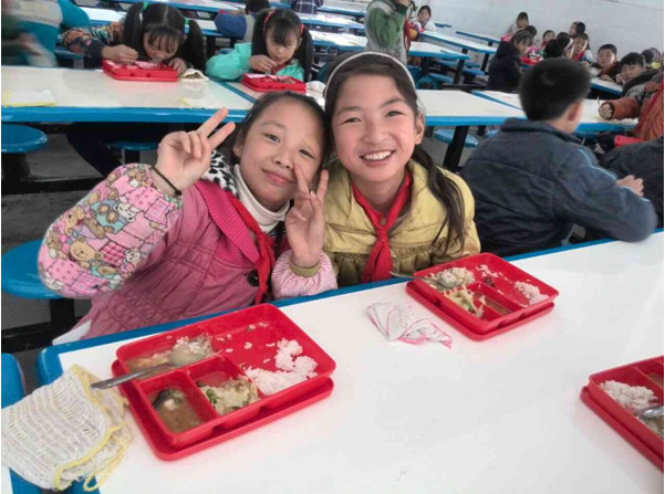 上海91视频导航污污餐具有限公司震後災區“愛心點點”世紀苗係列餐具使用情況的回訪活動
